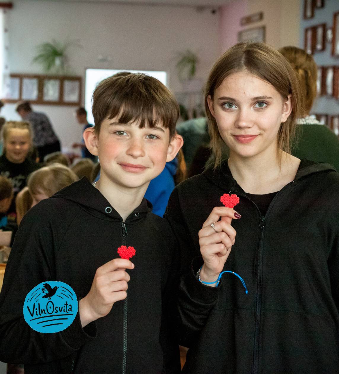 Kinder der Schule VilnOsvita mit selbstgebastelten Herzen